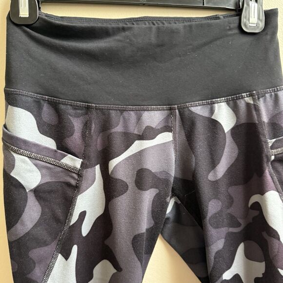 Athleta Shadow Camo Relay 2.0 Capri Leggings Black Gray Zip Pocket Size XS - Picture 3 of 6